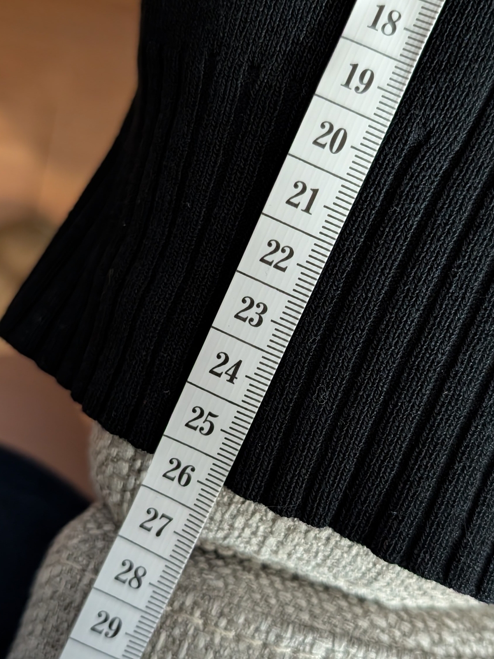 Black Ribbed Cropped Tank Top - Picture 4 of 5